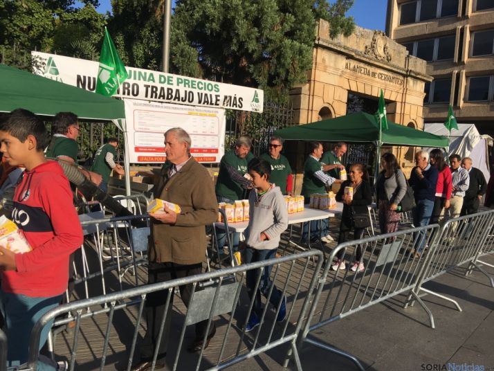 ASAJA Soria durante el reparto en la plaza Mariano Granados./ ASAJA Soria