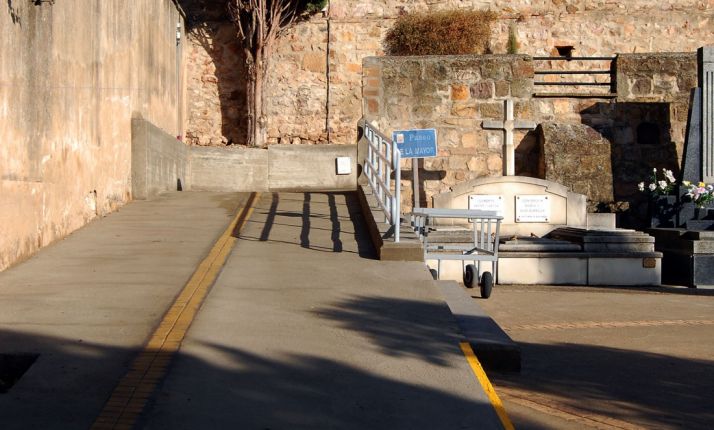 Nueva rampa de acceso en el cementerio./ SN