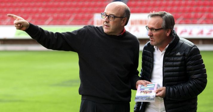 El autor (izda.) y el vicepresidente del club./SN