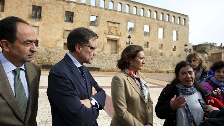 La alcaldesa (dcha.) junto a la consejera de la localidad este viernes. / SN