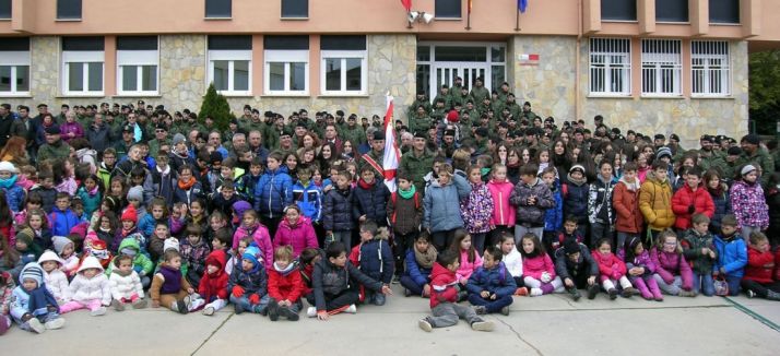 Niños y soldados en Navaleno./Subdeleg