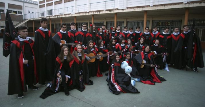 Los 33 tunos de Escolapias 2016/17. /SN