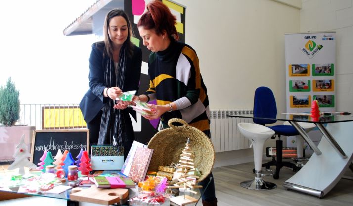 Natalia Briongos y Patrica Pascual (dcha.) con los artículos artesanos. / SN 