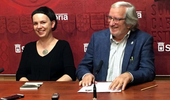 La escritora con el concejal de Cultura. / Ayto.