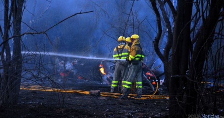 Extinción de un fuego forestal en Soria. / SN