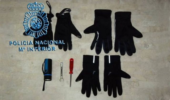 Enseres incautados al detenido.