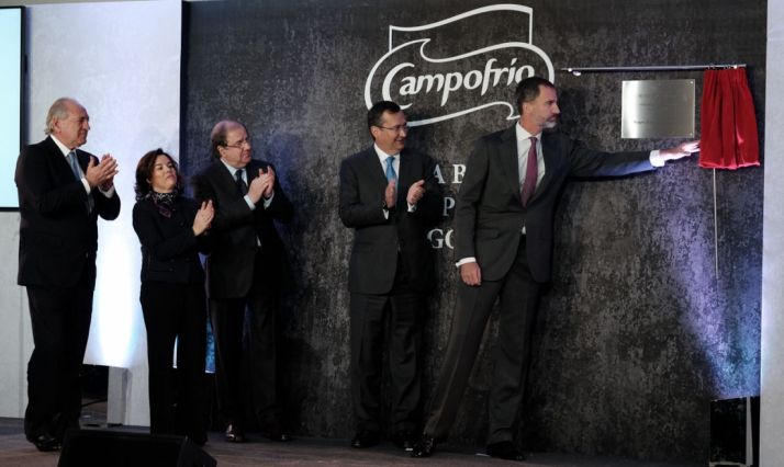 El Rey descubre una placa en la inauguración de la nueva factoría. / Jta.