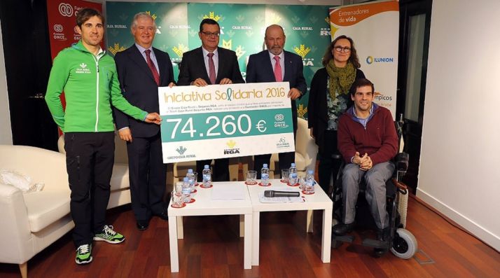 La entrega del cheque a la ONCE./GCJ