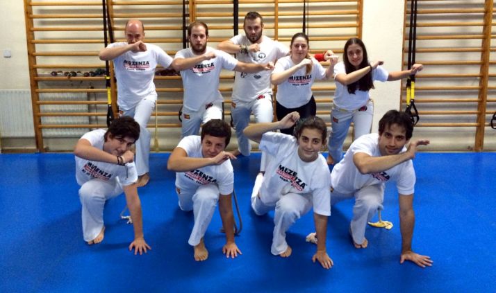 Los capoeristas sorianos en el gimnasio.