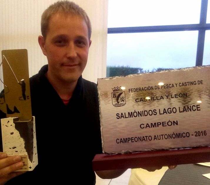 El pescador soriano, con sus trofeos./CCS