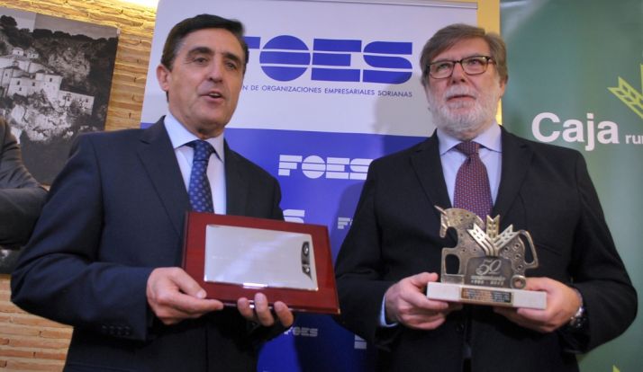 Martínez (izda.) y Aparicio en el homenaje de recononcimiento a la entidad financiera. / SN