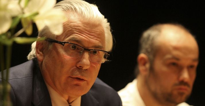 El ex juez de la Audiencia Nacional junto a Iván Aparicio. / SN