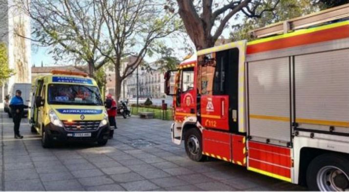 Bomberos y una ambulancia a las puertas del Instituto Zorrilla./EPCYL