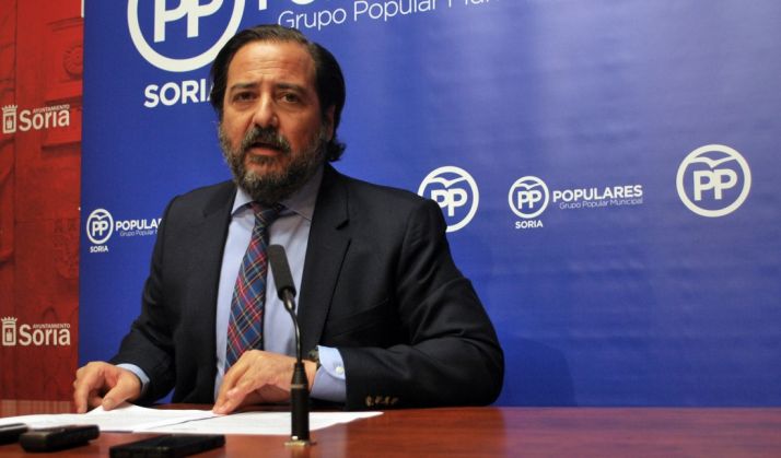 El concejal José Manuel Hernando (PP) en rueda informativa. / SN