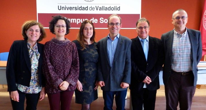 La doctorada (ctro.) con el tribunal y el director.