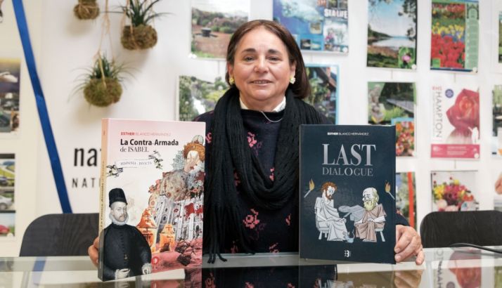 La escritora con sus obras.