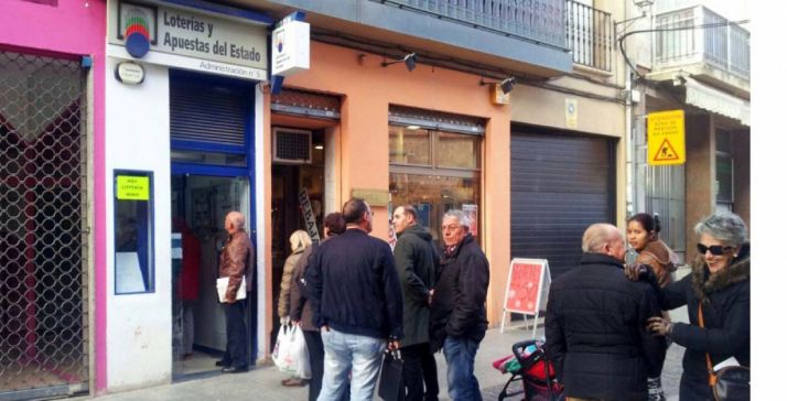 Fila en una administración de lotería en la capital./ SN