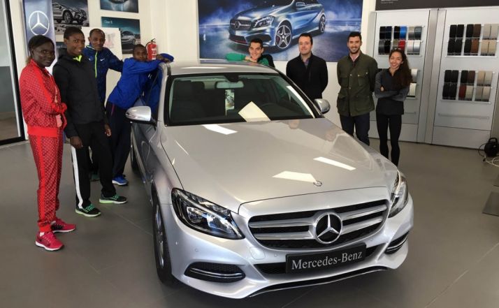 Los atletas, con un Mercedes-Benz A 200 CDI. 