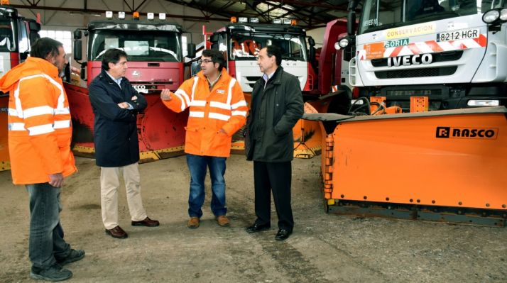 El delegado territorial (dcha.) con responsables del operativo invernal. / Jta.
