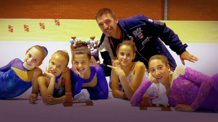 Las patinadoras con su entrenador./CDPS