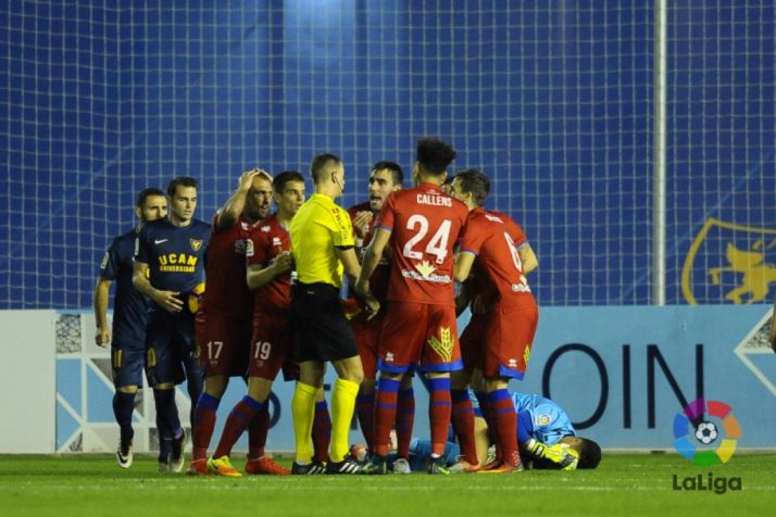 Los jugadores rojillos protestan a Eiriz Mata. LFP