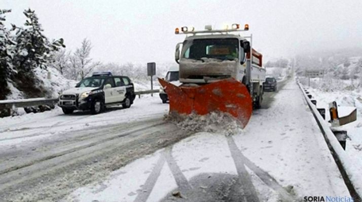 Una quitanieves en una carretera nacional de Soria. /SN