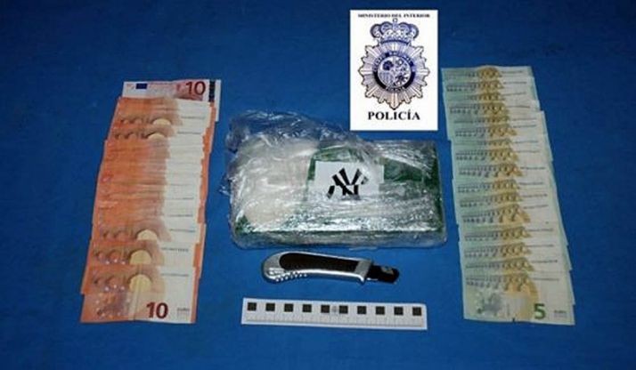 Cocaína y dinero incautados a los detenidos. / EPCYL