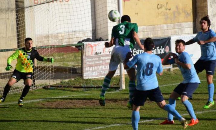 Un lance del partido./@aricarralero