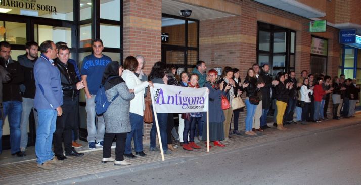 Concentración a las puertas de Diario de Soria este jueves./SN