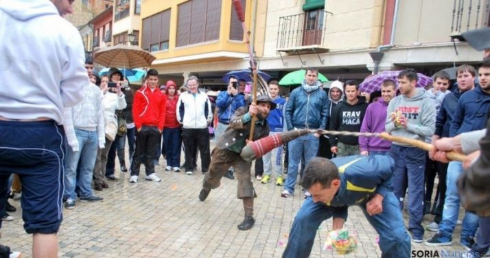 Zarrones soltando zambombazos en las fiestas de San Pascual Bailón. / SN