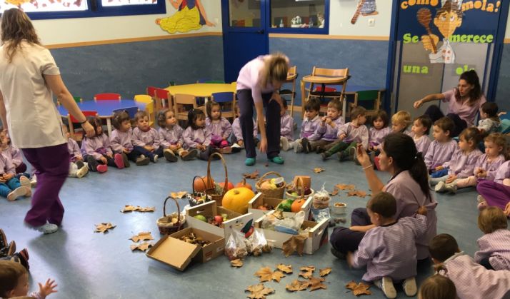 Los niños y sus profesores esta mañana. 