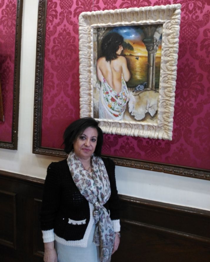 Purificación Romero, junto a uno de sus cuadros en el Casino.