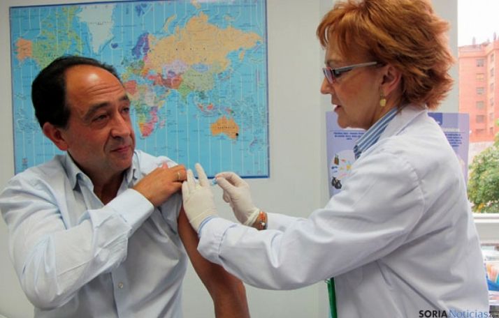 El delegado territorial de Soria se vacuna de la gripe. /Archivo