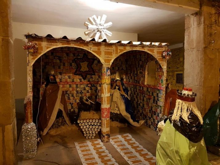 Detalles festivos en el barrio de Las Casas.