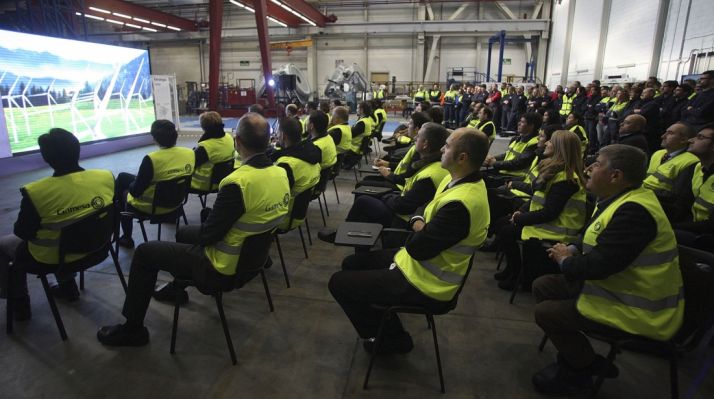 Empleados y responsables de la firma en la planta de Ágreda este martes. / SN