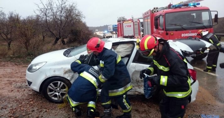 Bomberos voluntarios en un accidente en la zona del Moncayo.