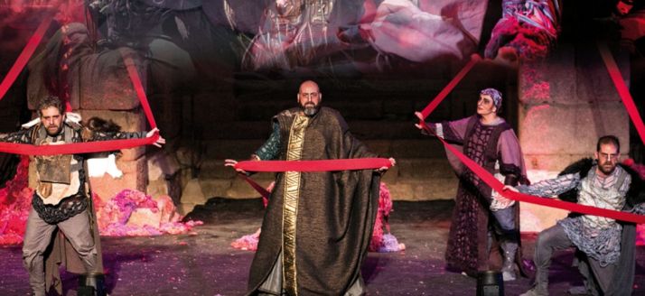 A las ocho y media de la tarde.