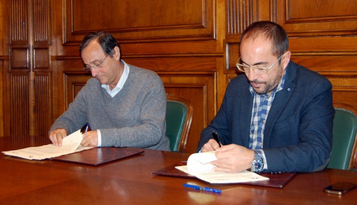 Luis Rey (izda.) y Antonio Taboada en la firma del convenio. / Dip.
