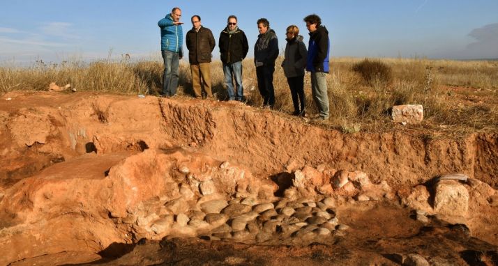 J. Pedro Benito, Manuel López, Carlos de la Casa, Alberto Sanz, Elena Heras y Carlos Tabernero en la excavación./Jta.