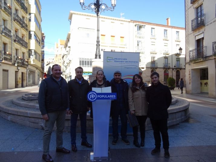Varios simpatizantes del PP celebran el día de la Constitución. 