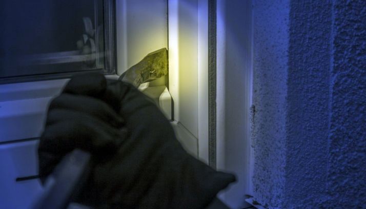 Un caco apalancando una puerta en un domicilio. 
