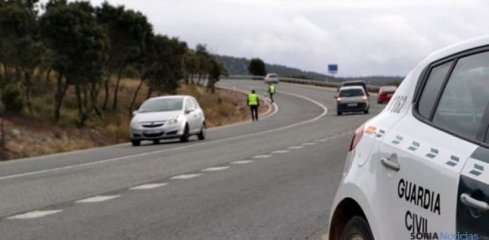 Agentes de la Guardia Civil de Tráfico en una carretera soriana. / SN