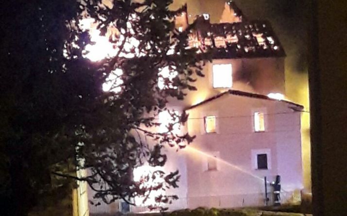 Un bombero trata de sofocar las llamas.