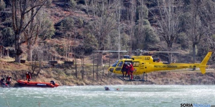 El helicóptero de salvamento en unas maniobras en el Duero. /SN