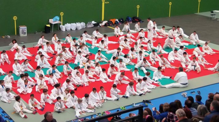 Imagen del pabellón con los judokas.