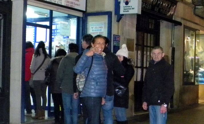 Apostantes a la espera de comprar lotería esta Navidad en la capital. / SN