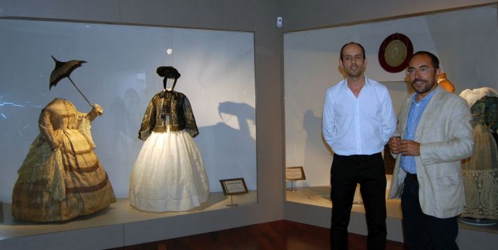 Luis Rey (dcha.) en la exposición del museo. /Dip.