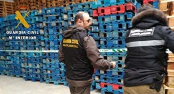 Agentes con los palés recuperados./GC