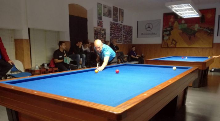 Camarero en una de las partidas.