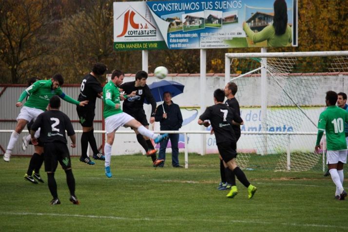 Varios jugadores del San José tratan de rematar un córner ante el Almazán. Funete: San José
